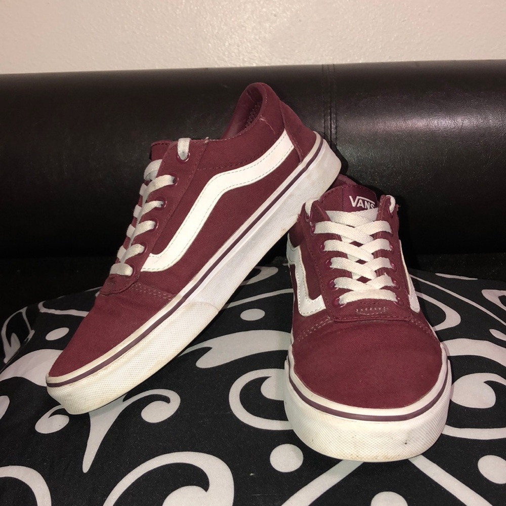 Cute maroon vans 👟